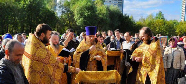Молебен на месте строительства нового храма в Ясеневе собрал множество жителей района