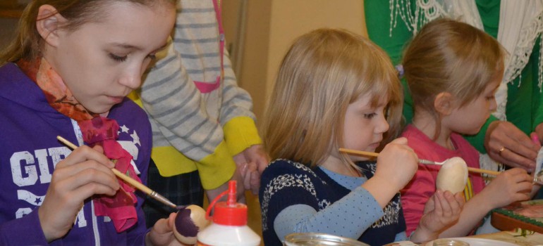 Прошёл мастер-класс для детей по украшению пасхальных яиц техникой декупаж и роспись