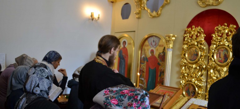 В прошедшее воскресенье Великого поста, 3 апреля в храме-часовне Всех Святых состоялся молебен с чтением акафиста Страстям Христовым (Пассия)