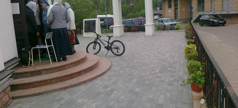 Воскресный молебен с акафистом в храме-часовне Всех Святых