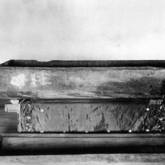 Гроб-колода, в котором был погребен прп. Серафим. Изготовленный самим о. Серафимом