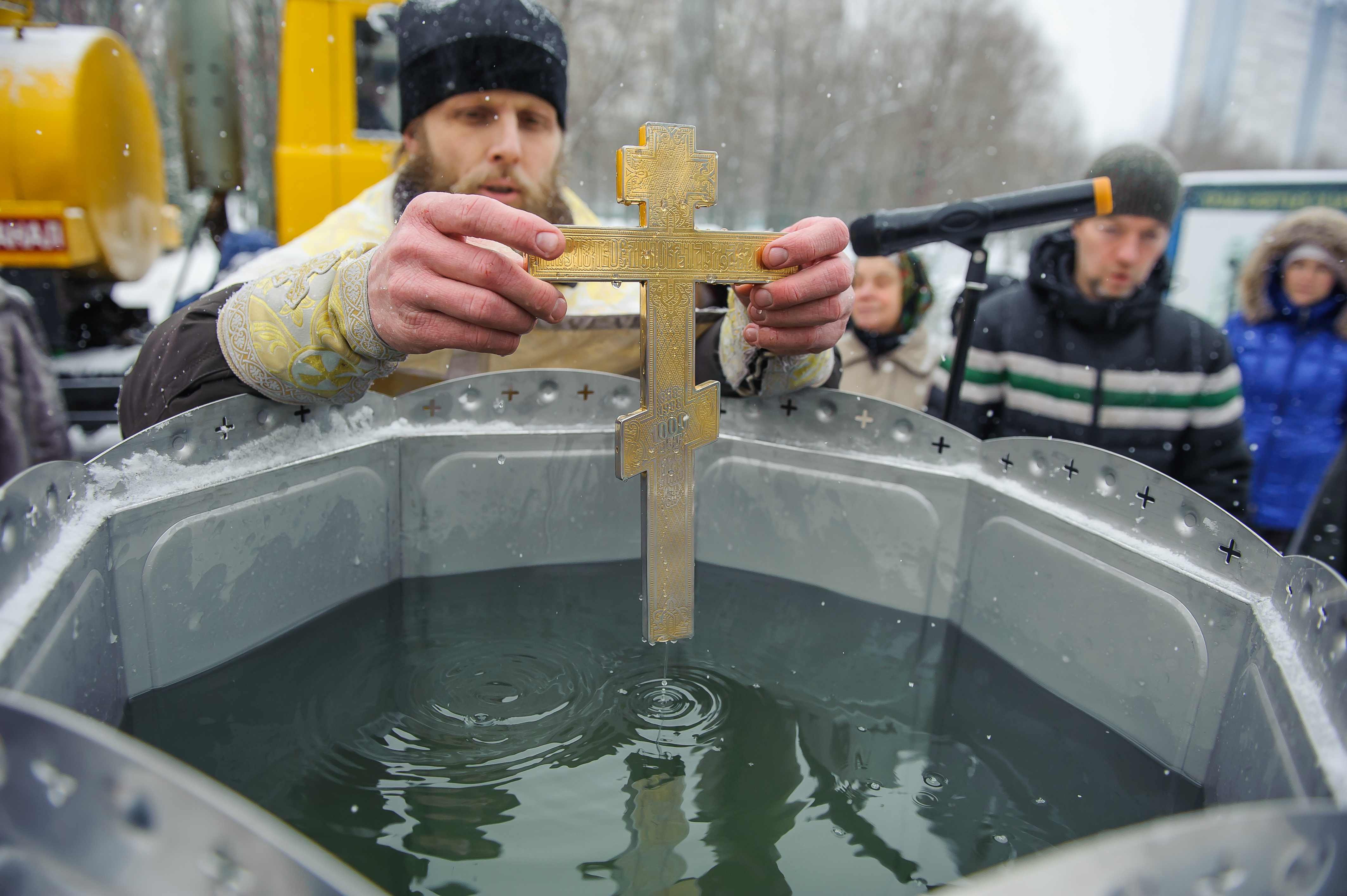 Можно ли освящать воду. О крещенской воде. Освящение воды крестом. Освящение воды на крещение.