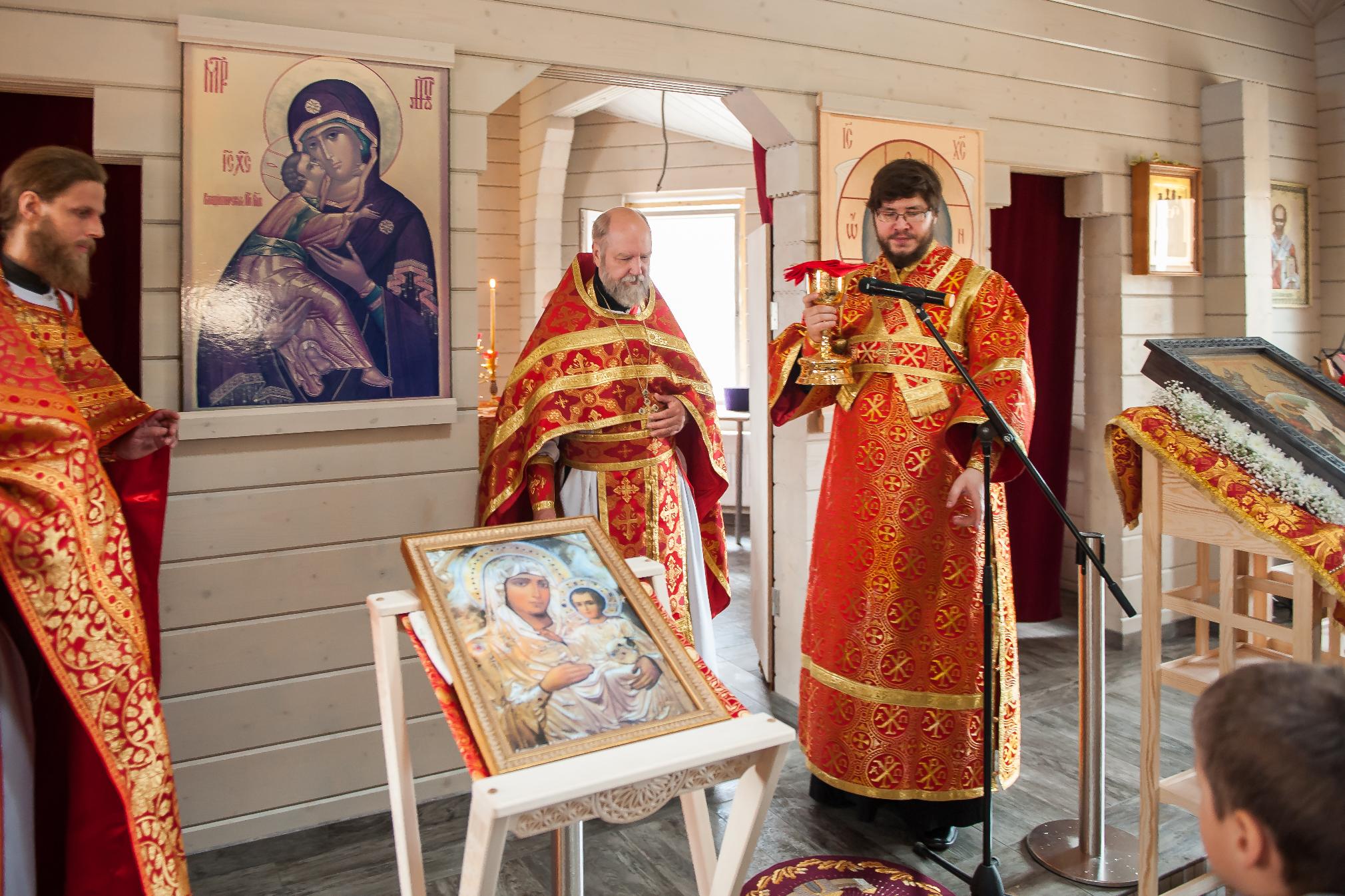 Храм страстотерпцы ясенево расписание. Храм Царственных страстотерпцев в Ясенево. Храм святых Царственных страстотерпцев в Ясеневе, Москва. Храм Царственных страстотерпцев в Южном Измайлово. Священнослужители храма Царственных страстотерпцев в Ясенево.