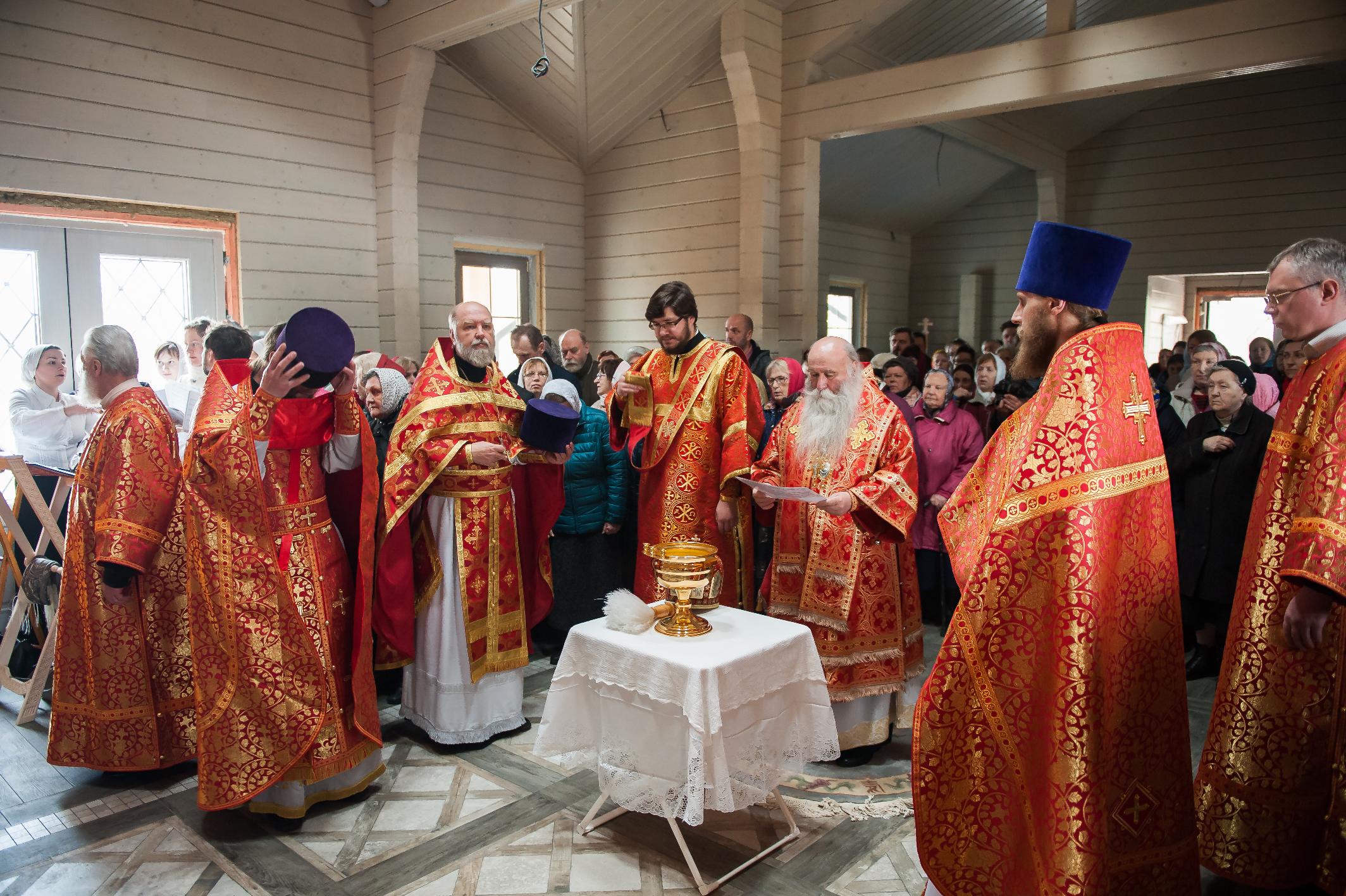 Расписание службы в ясенево. Храм Царственных страстотерпцев в Ясенево. Храм святых страстотерпец в Ясенево. Храм святых Царственных страстотерпцев (Москва). Храм святых Царственных страстотерпцев в Ясеневе, Москва.