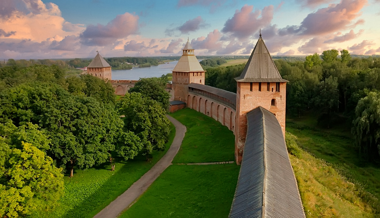 Старые русские крепости. Крепость Детинец Великий Новгород. Новгородский Кремль Детинец. Великий Новгород Детинец Кремль. Новгородский Детинец достопримечательности Великого Новгорода.