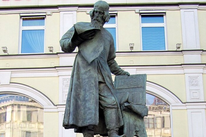 1563 год — Иван Федоров в Москве начал работу над «Апостолом»