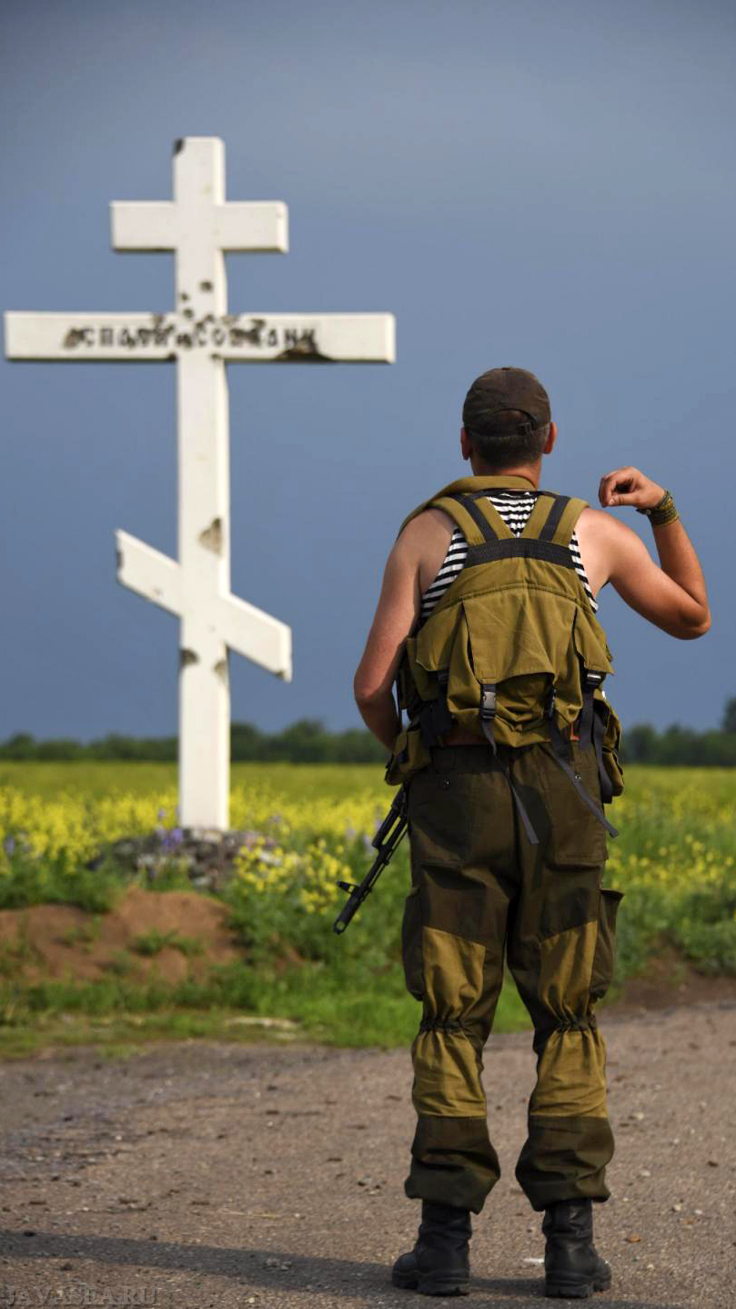 русский солдат в храме