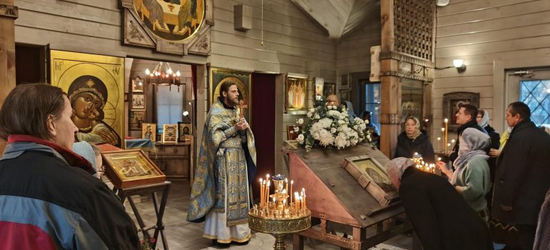 Божественная литургия в праздник Казанской иконы Божией Матери