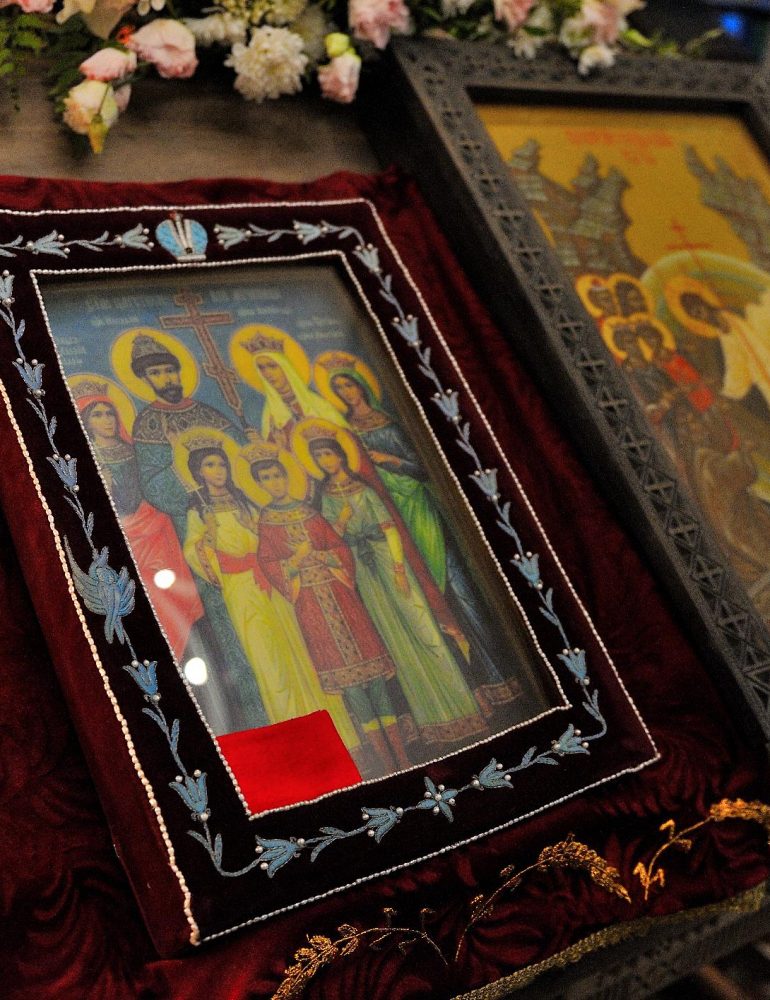 Молебное пение перед чудотворной иконой