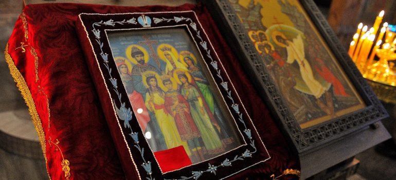 Оставили пристрастия по молитвам к Царственным мученикам