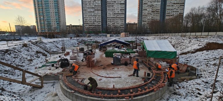 Началось возведение подземных стен