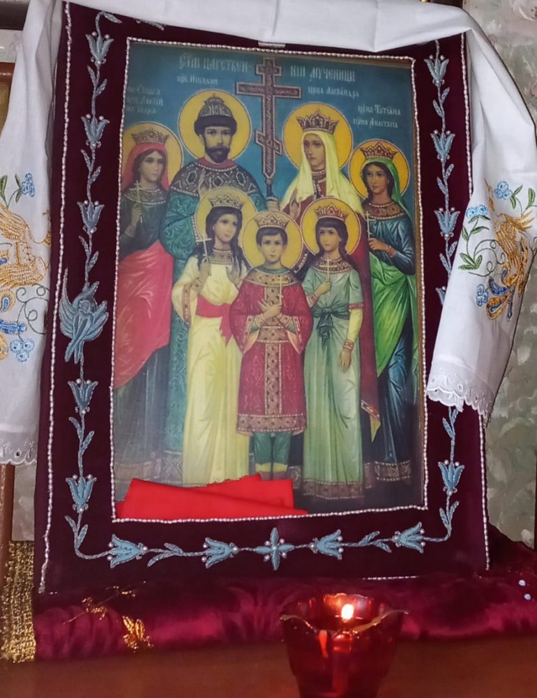 ЧУДЕСНЫЕ ЯВЛЕНИЯ, СВЯЗАННЫЕ С ЦАРСКОЙ СЕМЬЕЙ КРОВОТОЧИВАЯ ОБНОВЛЯЮЩАЯСЯ ИКОНА ЦАРСТВЕННЫХ МУЧЕНИКОВ