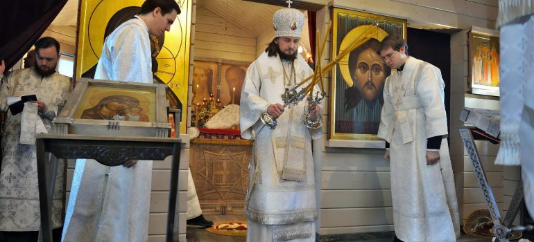 Епископ Алексий возглавил богослужение в храме Царственных мучеников